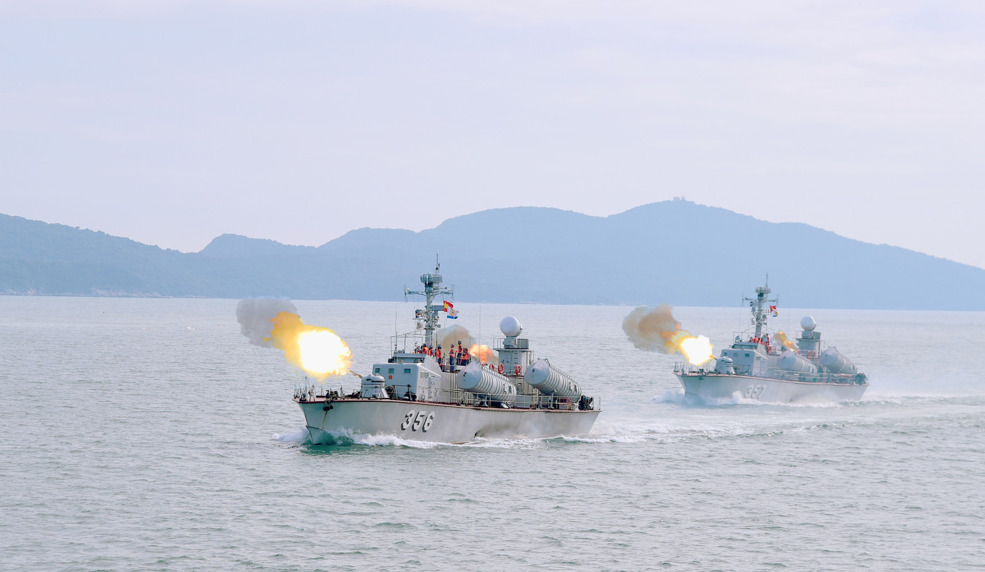 Biên đội tàu tên lửa (Lữ đoàn 170, Vùng 1 Hải quân) thực hành một bài bắn.