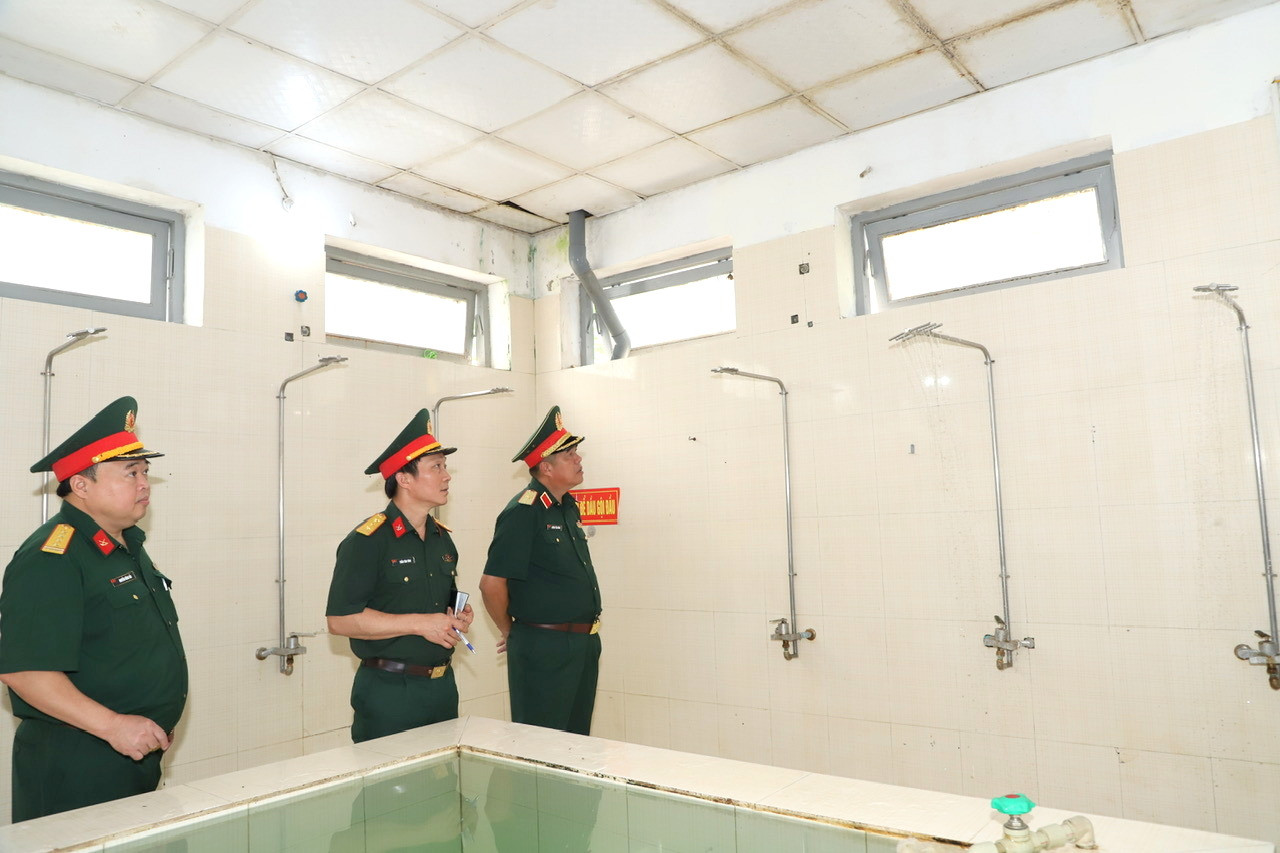 Lãnh đạo Tổng cục Hậu cần - Kỹ thuật kiểm tra công tác đảm bảo hậu cần cho lực lượng thực hiện nhiệm vụ A80 tại Hà Nội. Lãnh đạo Tổng cục Hậu cần - Kỹ thuật kiểm tra công tác đảm bảo hậu cần cho lực lượng thực hiện nhiệm vụ A80 tại Hà Nội.