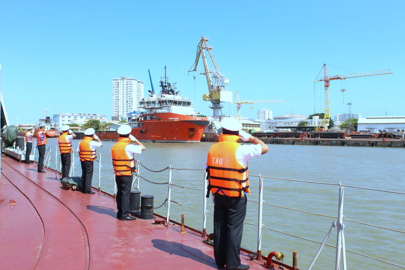 Tàu 09 cập cảng Lữ đoàn 171. Tàu 09 cập cảng Lữ đoàn 171.