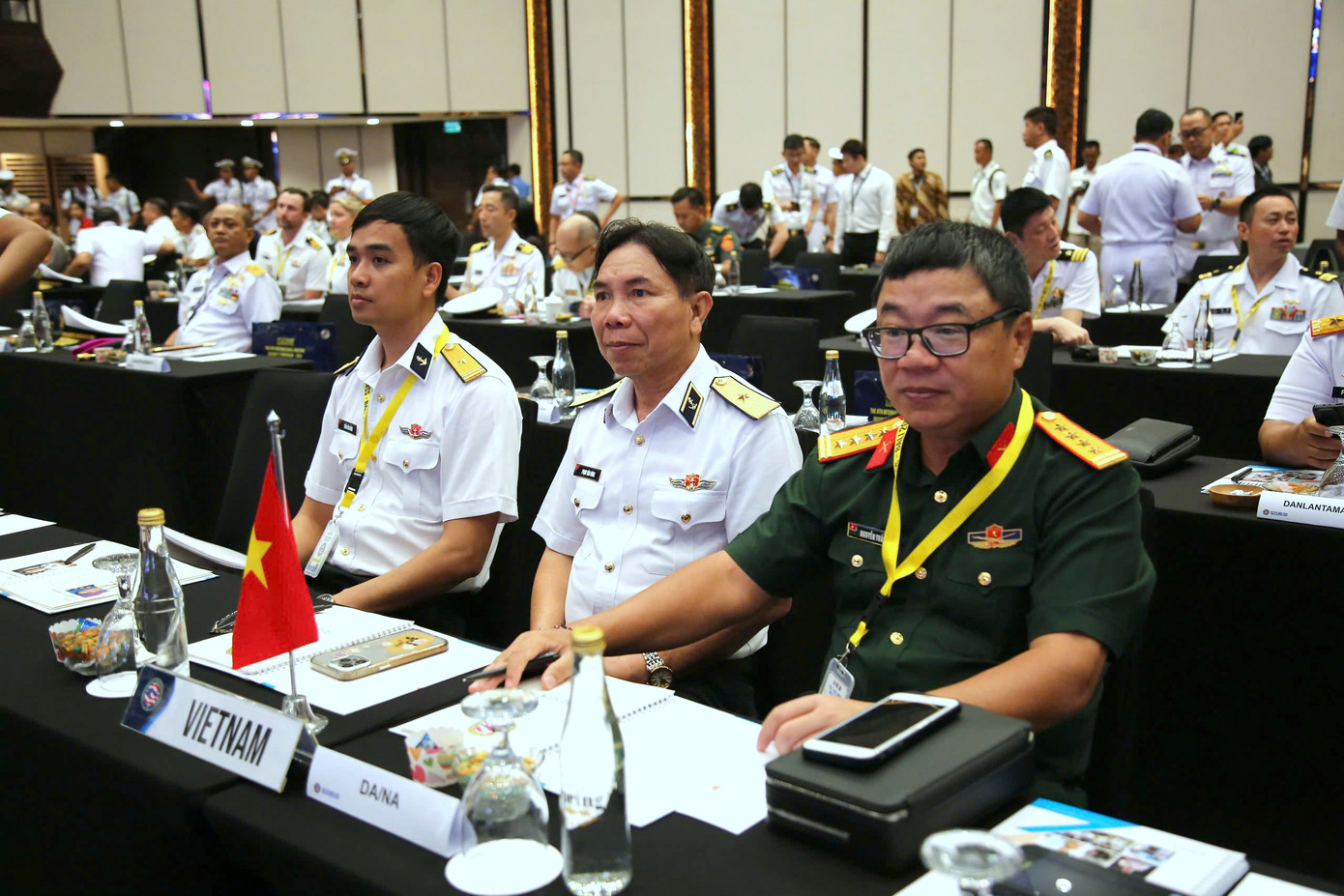 Chuẩn Đô đốc Phạm Văn Hùng - Phó Tham mưu trưởng Hải quân và đoàn công tác Hải quân nhân dân Việt Nam tham gia Hội thảo an ninh hàng hải tại Indonesia, trong khuôn khổ diễn tập Komodo 2025. Chuẩn Đô đốc Phạm Văn Hùng - Phó Tham mưu trưởng Hải quân và đoàn công tác Hải quân nhân dân Việt Nam tham gia Hội thảo an ninh hàng hải tại Indonesia, trong khuôn khổ diễn tập Komodo 2025.