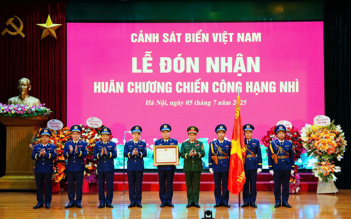 Thừa uỷ quyền của Chủ tịch nước, Thượng tướng Hoàng Xuân Chiến trao Huân chương Chiến công hạng Nhì tặng Cảnh sát biển Việt Nam.