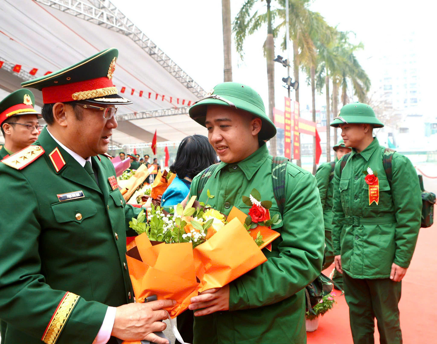 Thứ trưởng Bộ Quốc phòng Phạm Hoài Nam tặng hoa động viên thanh niên quận Ba Đình tham gia nghĩa vụ quân sự năm 2025. Thứ trưởng Bộ Quốc phòng Phạm Hoài Nam tặng hoa động viên thanh niên quận Ba Đình tham gia nghĩa vụ quân sự năm 2025.