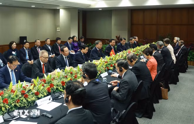 Tổng Bí thư Tô Lâm và Thủ tướng Cộng hòa Singapore, Tổng Thư ký Đảng Hành động nhân dân Singapore (PAP) Lawrence Wong hội đàm. (Ảnh: Thống Nhất/TTXVN)