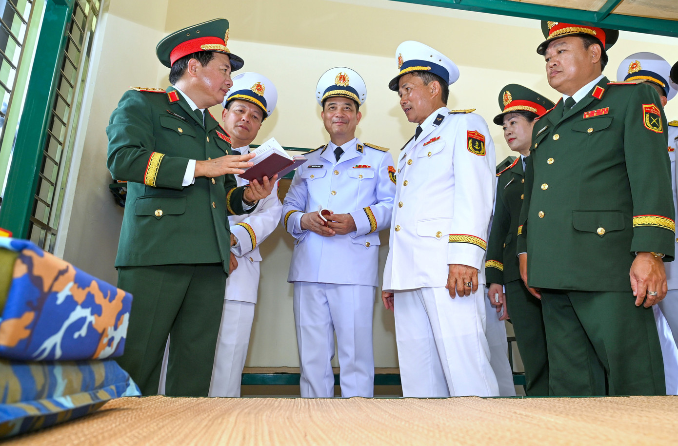 Thượng tướng Trịnh Văn Quyết kiểm tra nơi ăn ở của bộ đội tại Vùng 2 Hải quân. Thượng tướng Trịnh Văn Quyết kiểm tra nơi ăn ở của bộ đội tại Vùng 2 Hải quân.