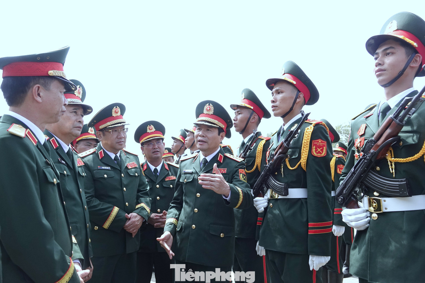 Đại tướng Nguyễn Tân Cương trao đổi với lãnh đạo Bộ Quốc phòng, Bộ Tổng tham mưu và Trường Sĩ quan Lục quân 1 về công tác huấn luyện cho khối duyệt binh đặc biệt này.