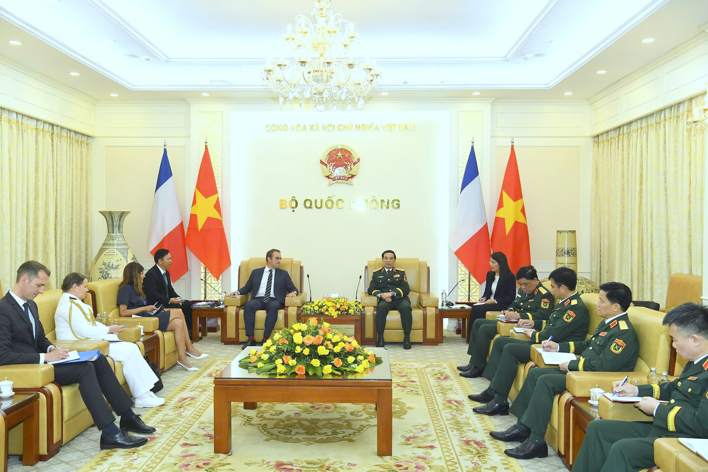 Đại biểu hai nước tham dự buổi tiếp.