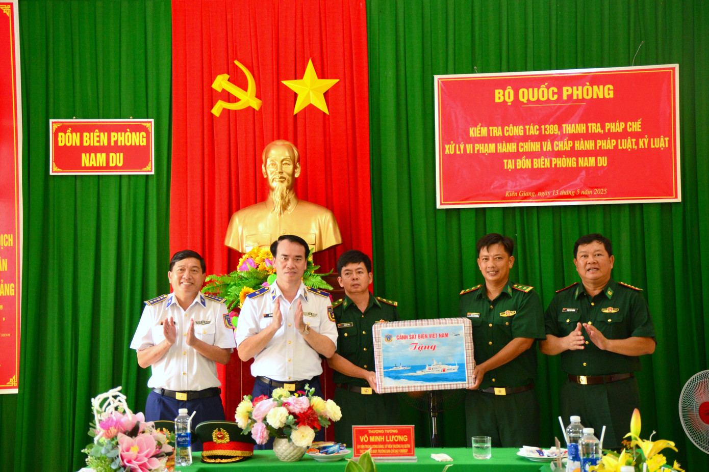 Dịp này, Thượng tướng Võ Minh Lương và đoàn công tác đã gặp gỡ, động viên, trao quà tặng cán bộ, chiến sĩ các đơn vị; đồng thời ra thăm, kiểm tra các đơn vị đóng quân trên đảo Nam Du, tỉnh Kiên Giang.