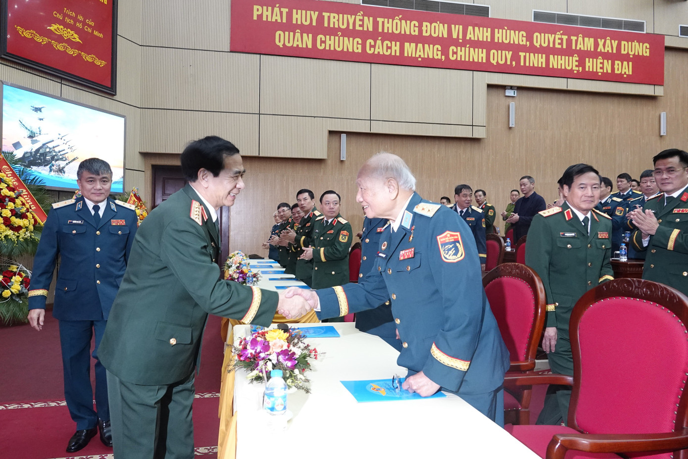 Đại tướng Phan Văn Giang với lãnh đạo Quân chủng Phòng không - Không quân qua các thời kỳ. Đại tướng Phan Văn Giang với lãnh đạo Quân chủng Phòng không - Không quân qua các thời kỳ.