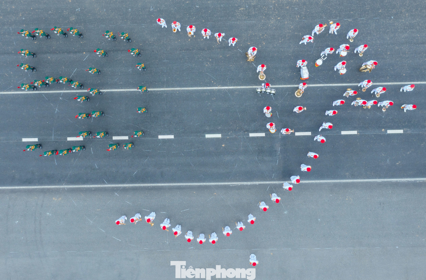 Đoàn Nghi lễ Quân đội biểu diễn xếp hình với con số 50 và cánh chim hòa bình. Đoàn Nghi lễ Quân đội biểu diễn xếp hình với con số 50 và cánh chim hòa bình.