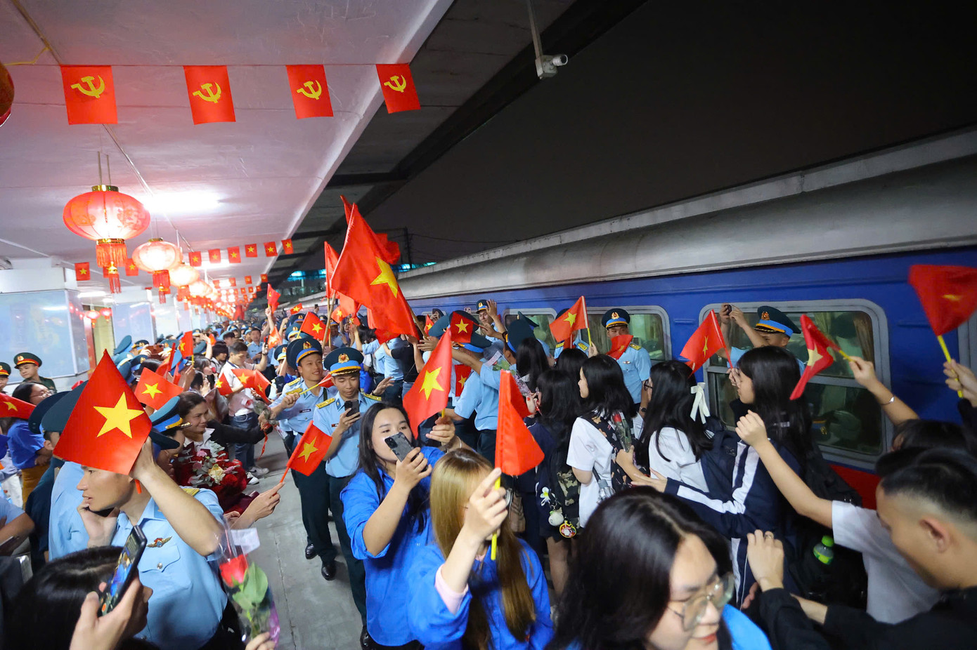 Tại ga Hà Nội vào tối 4/4, rất đông người thân và đoàn viên thanh niên Thành phố Hà Nội đã tới tiễn chân hơn 1.000 quân nhân và dân quân vào miền Nam hợp luyện diễu binh, diễu hành. Ảnh: Trọng Tài Tại ga Hà Nội vào tối 4/4, rất đông người thân và đoàn viên thanh niên Thành phố Hà Nội đã tới tiễn chân hơn 1.000 quân nhân và dân quân vào miền Nam hợp luyện diễu binh, diễu hành. Ảnh: Trọng Tài