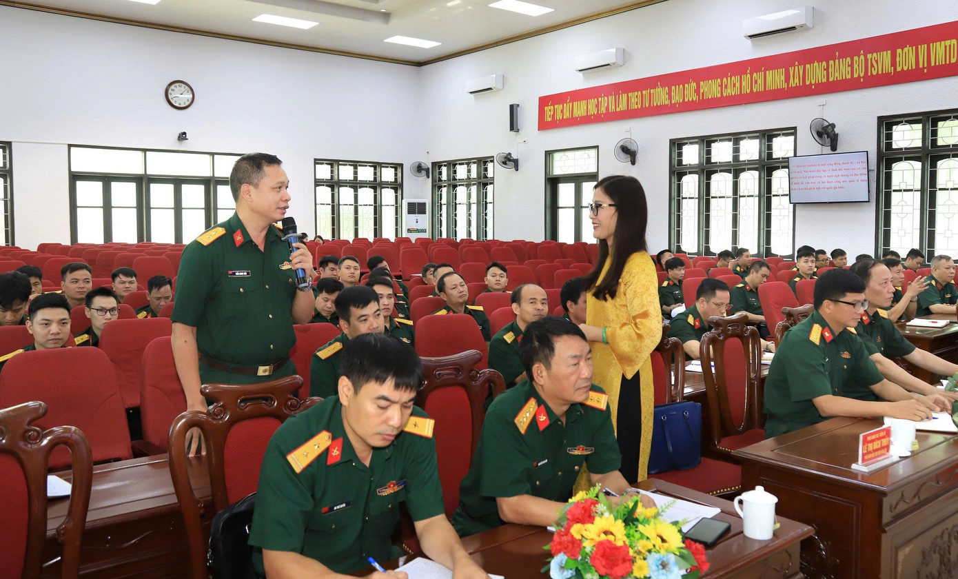 Với 7 chuyên đề nghiên cứu, lớp bồi dưỡng được tổ chức theo hình thức trực tiếp và trực tuyến tại 12 điểm cầu ở các đơn vị trong toàn Tổng cục HC-KT.