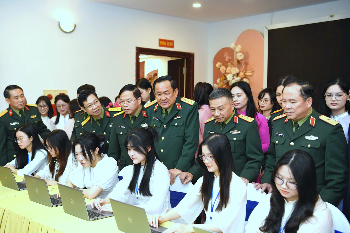 Các đại biểu tìm hiểu về cách thức tham gia Cuộc thi “Tìm hiểu kiến thức pháp luật trên Báo QĐND” năm 2025.