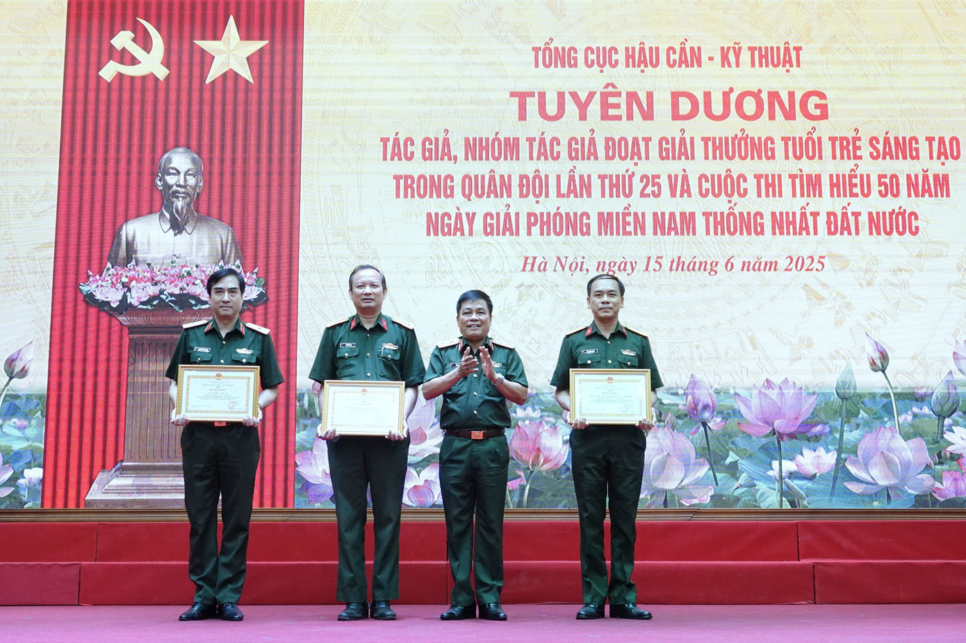 Trung tướng Trần Minh Đức - Chủ nhiệm Tổng cục HC-KT, trao Bằng khen tặng 3 tập thể có thành tích xuất sắc trong tổ chức, tham gia Giải thưởng TTST và cuộc thi cấp toàn quân.