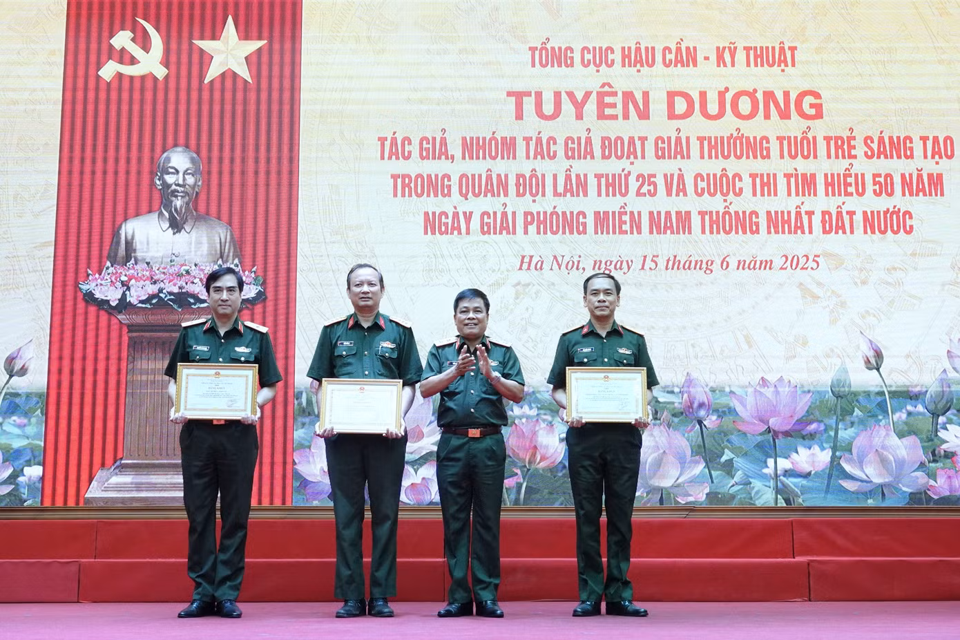 Trung tướng Trần Minh Đức - Chủ nhiệm Tổng cục HC-KT, trao Bằng khen tặng 3 tập thể có thành tích xuất sắc trong tổ chức, tham gia Giải thưởng TTST và cuộc thi cấp toàn quân.