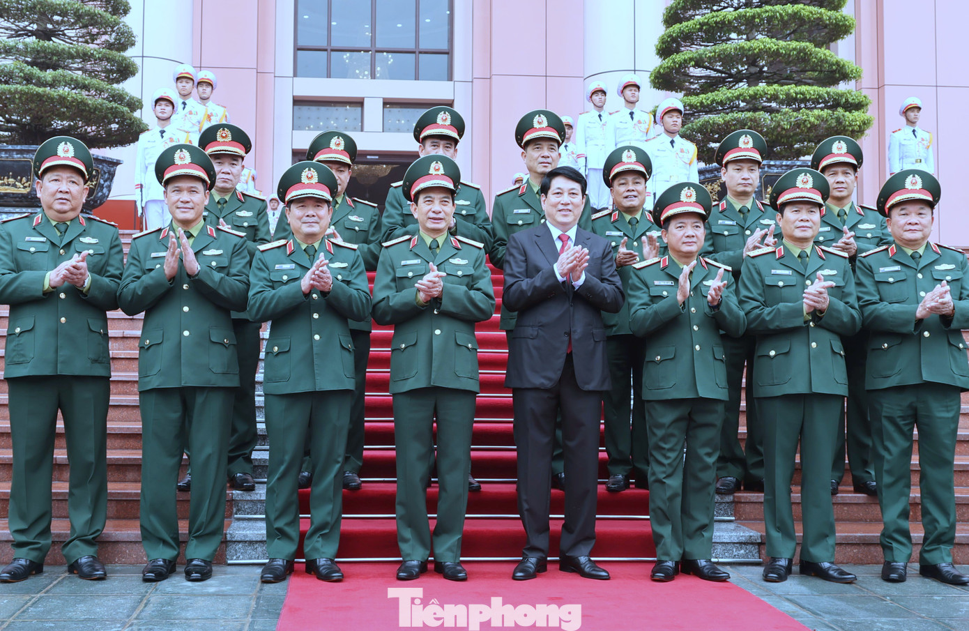 Chủ tịch nước và các tướng lĩnh Quân đội dự buổi làm việc.