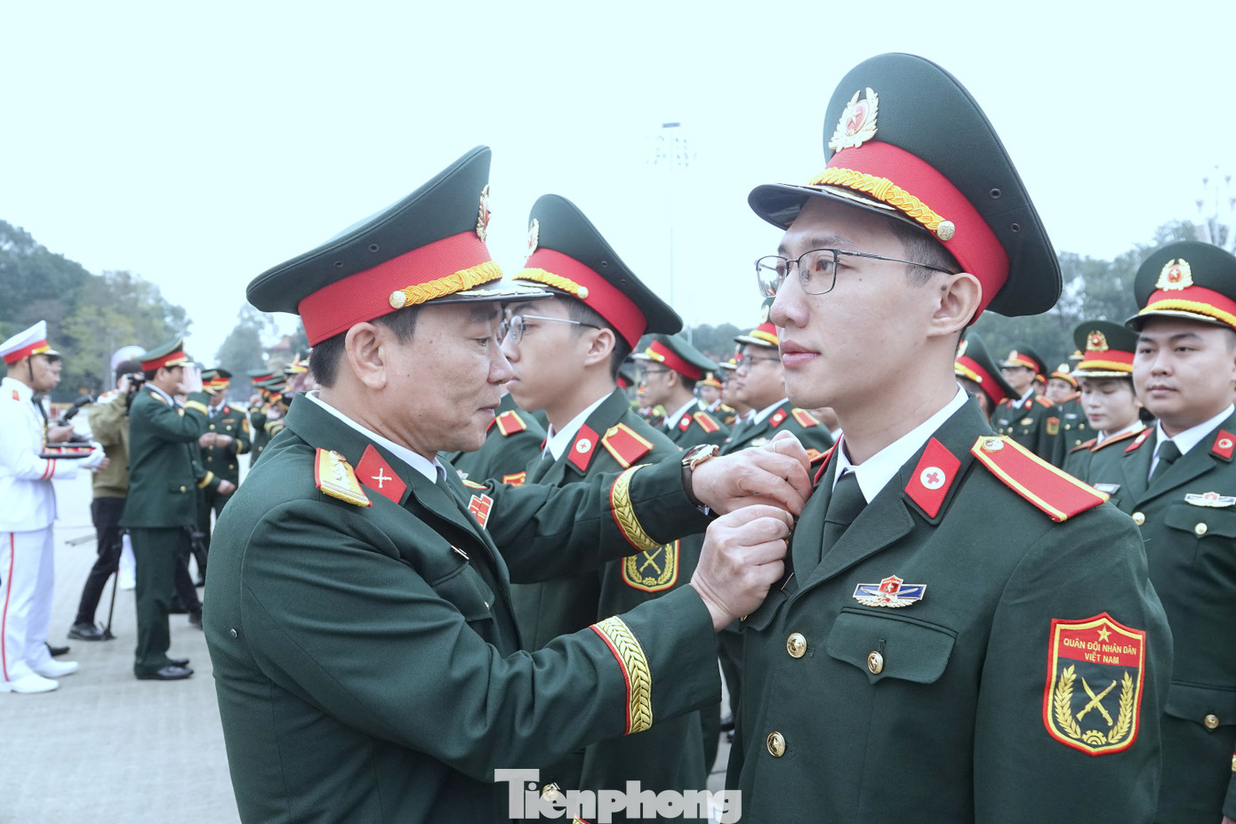 Đại tá Phạm Văn Hiếu - Chính uỷ Bộ Tư lệnh Bảo vệ Lăng Chủ tịch Hồ Chí Minh, gắn Huy hiệu Bác Hồ tặng các học viên tiêu biểu. Đại tá Phạm Văn Hiếu - Chính uỷ Bộ Tư lệnh Bảo vệ Lăng Chủ tịch Hồ Chí Minh, gắn Huy hiệu Bác Hồ tặng các học viên tiêu biểu.