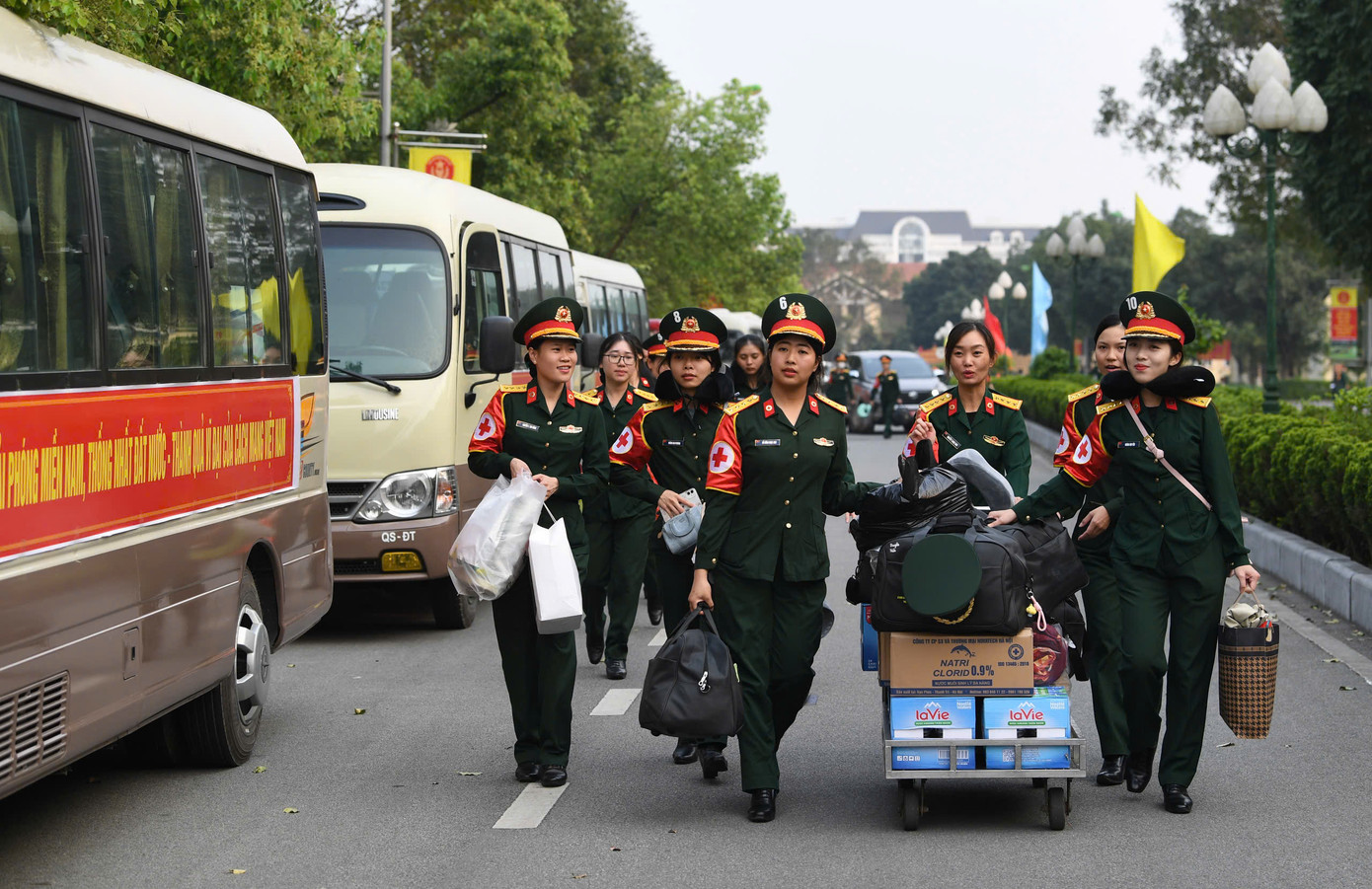 Các nữ quân nhân vận chuyển quân trang, hành lý lên xe tới ga Hà Nội.