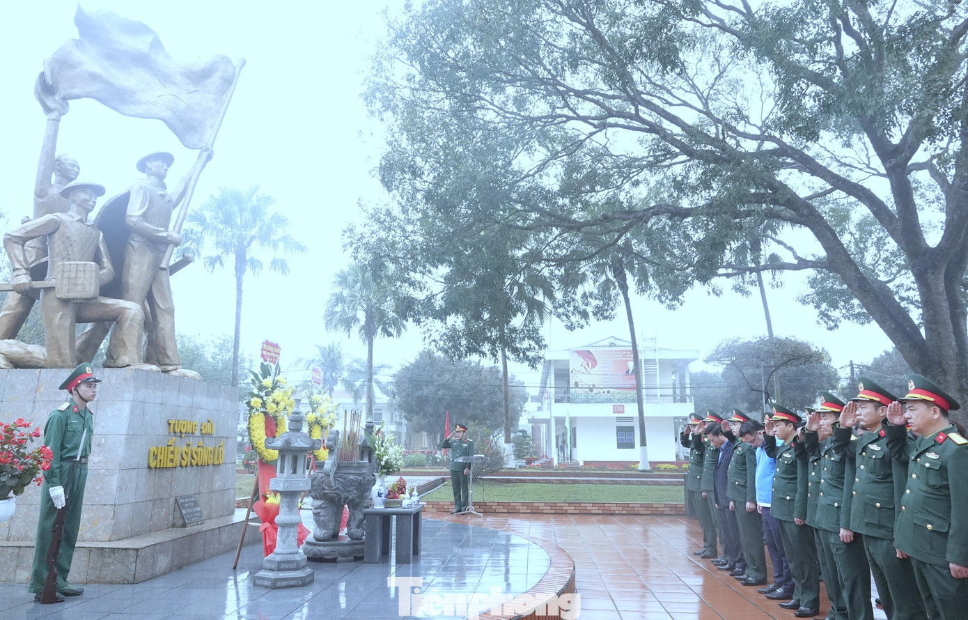 Các đại biểu tham dự lễ dâng hương tại Tượng đài Chiến sĩ Sông Lô trong khuôn viên Trung đoàn 209, trước khi bắt đầu chương trình.