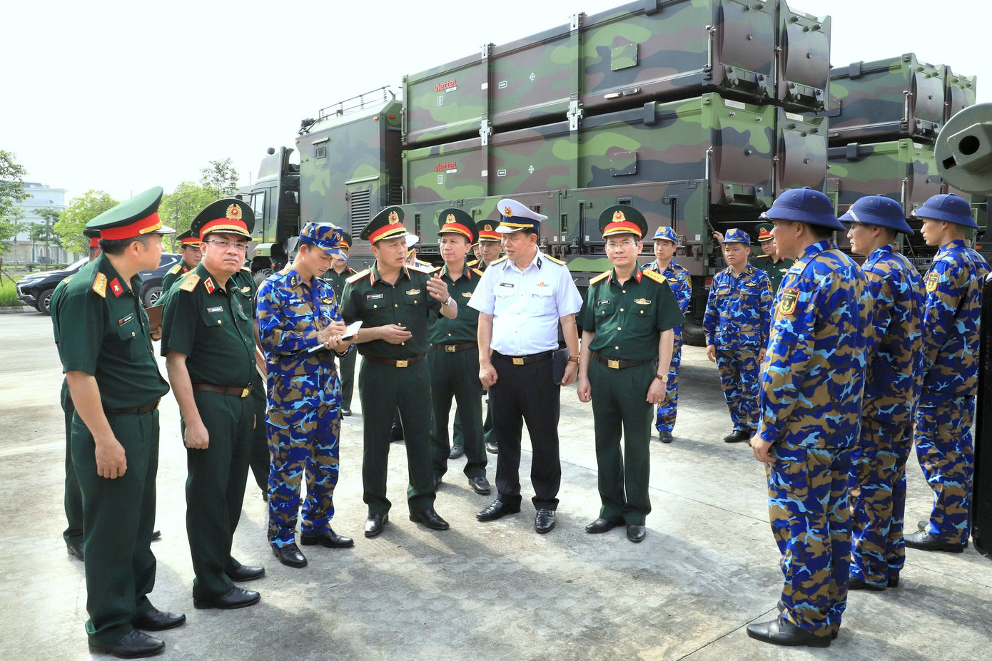 Thiếu tướng Phùng Ngọc Sơn và đoàn công tác tới kiểm tra, động viên cán bộ, chiến sĩ các đơn vị thực hiện nhiệm vụ A80.