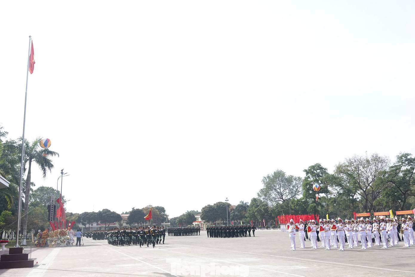 Tại lễ kỷ niệm, các khối sĩ quan, quân nhân chuyên nghiệp, học viên, chiến sĩ của Trường Sĩ quan Lục quân 1 đã có màn duyệt đội ngũ hùng tráng và đẹp mắt, thể hiện sự chính quy mẫu mực về điều lệnh đội ngũ trong QĐND Việt Nam.