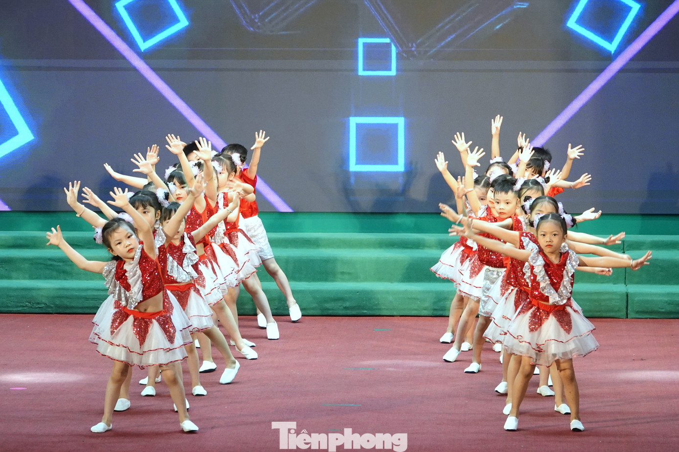 Học sinh trường mầm non Hoa Phượng Đỏ (Học viện Quân y) biểu diễn văn nghệ tại chương trình. Học sinh trường mầm non Hoa Phượng Đỏ (Học viện Quân y) biểu diễn văn nghệ tại chương trình.