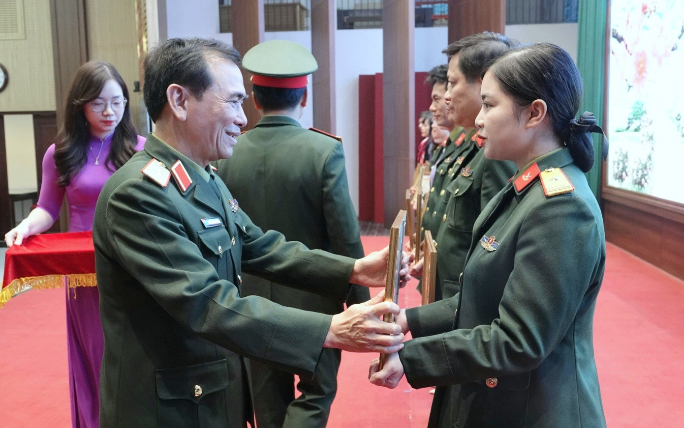 Dịp này, Tổng cục Hậu cần trao Bằng khen của Bộ trưởng Bộ Quốc phòng tặng các tập thể, cá nhân tiêu biểu trong công tác tuyên truyền về ngành Hậu cần Quân đội.