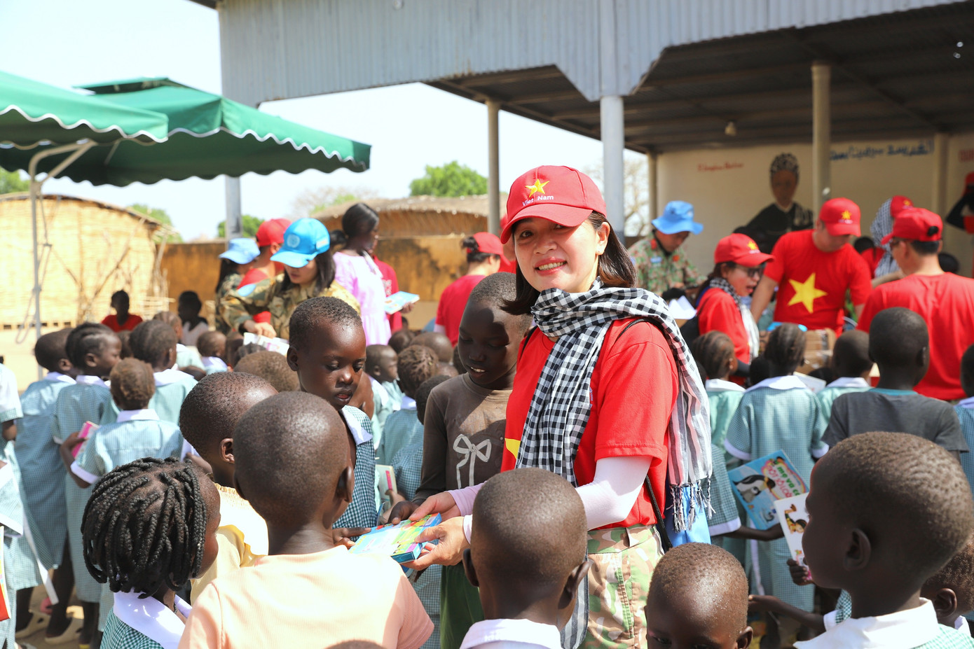 Rất nhiều món quà yêu thương đã được người lính mũ nồi xanh Việt Nam gửi tới trẻ em Abyei trong dịp Quốc tế Thiếu nhi năm nay.