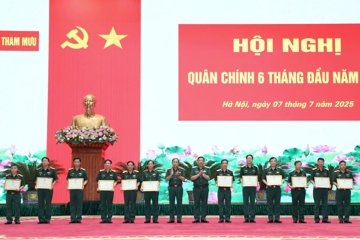 Lãnh đạo Bộ Tổng tham mưu trao khen thưởng cho các tập thể, cá nhân đạt thành tích xuất sắc trong thực hiện các nhiệm vụ thời gian qua.