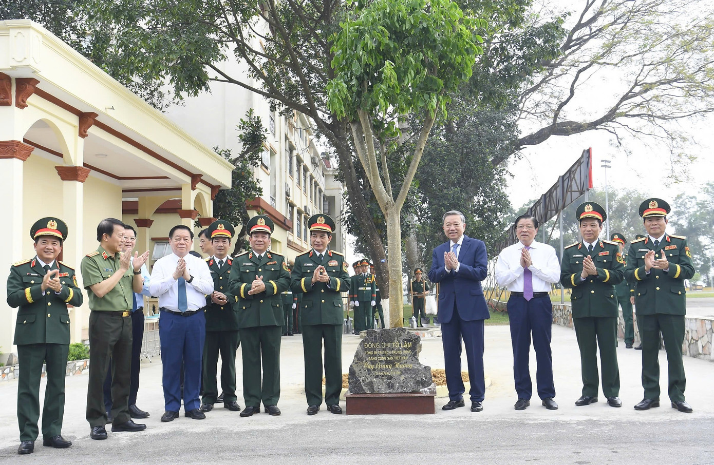 Trong chuyến thăm, Tổng Bí thư đã trồng cây lưu niệm tại Lữ đoàn 201.
