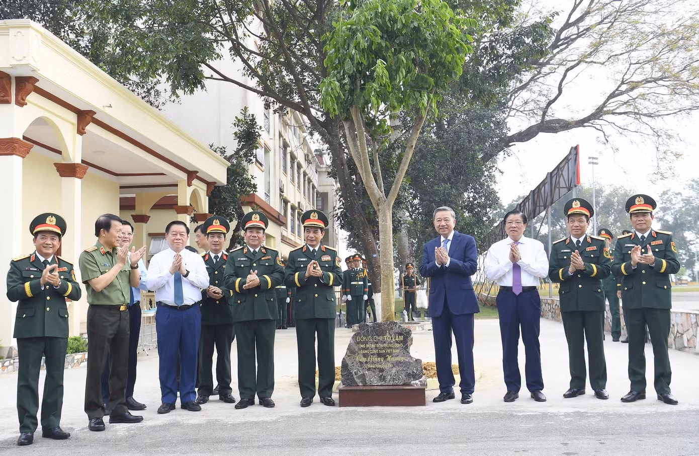 Trong chuyến thăm, Tổng Bí thư đã trồng cây lưu niệm tại Lữ đoàn 201.