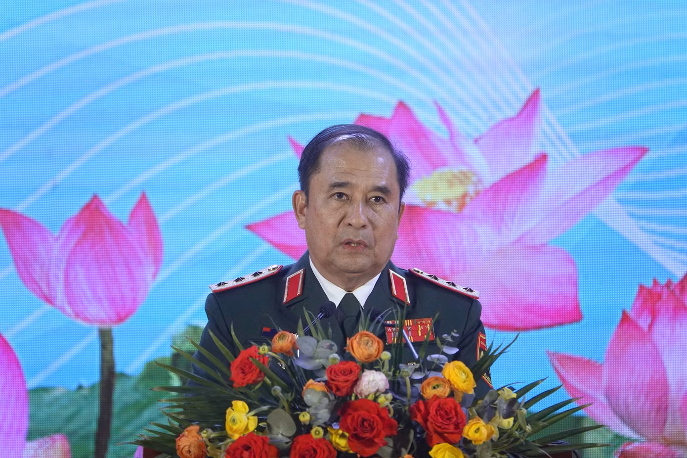 Thượng tướng Phùng Sĩ Tấn - Phó Tổng tham mưu trưởng Quân đội nhân dân Việt Nam. Thượng tướng Phùng Sĩ Tấn - Phó Tổng tham mưu trưởng Quân đội nhân dân Việt Nam.