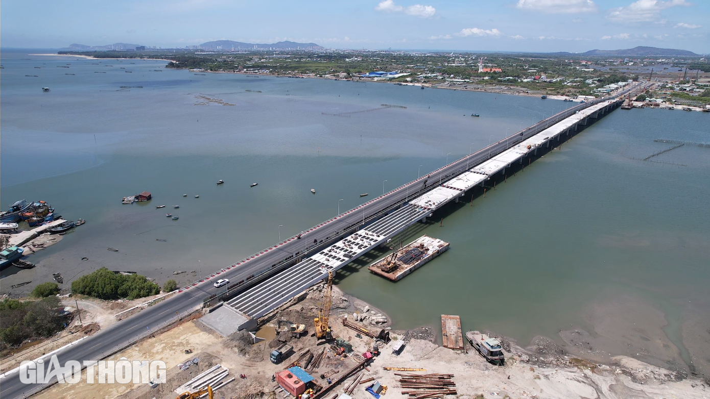 Riêng cầu Cửa Lấp 2 đã hợp long, hiện nhà thầu đang tập trung hoàn thiện mặt cầu và các hạng mục phụ trợ. Theo một kỹ sư giám sát, nếu duy trì được tiến độ như hiện nay, cộng với điều kiện thời tiết thuận lợi, cầu Cửa Lấp 2 sẽ kịp hoàn thành, đưa vào khai thác đúng kế hoạch dịp 30/4 tới.