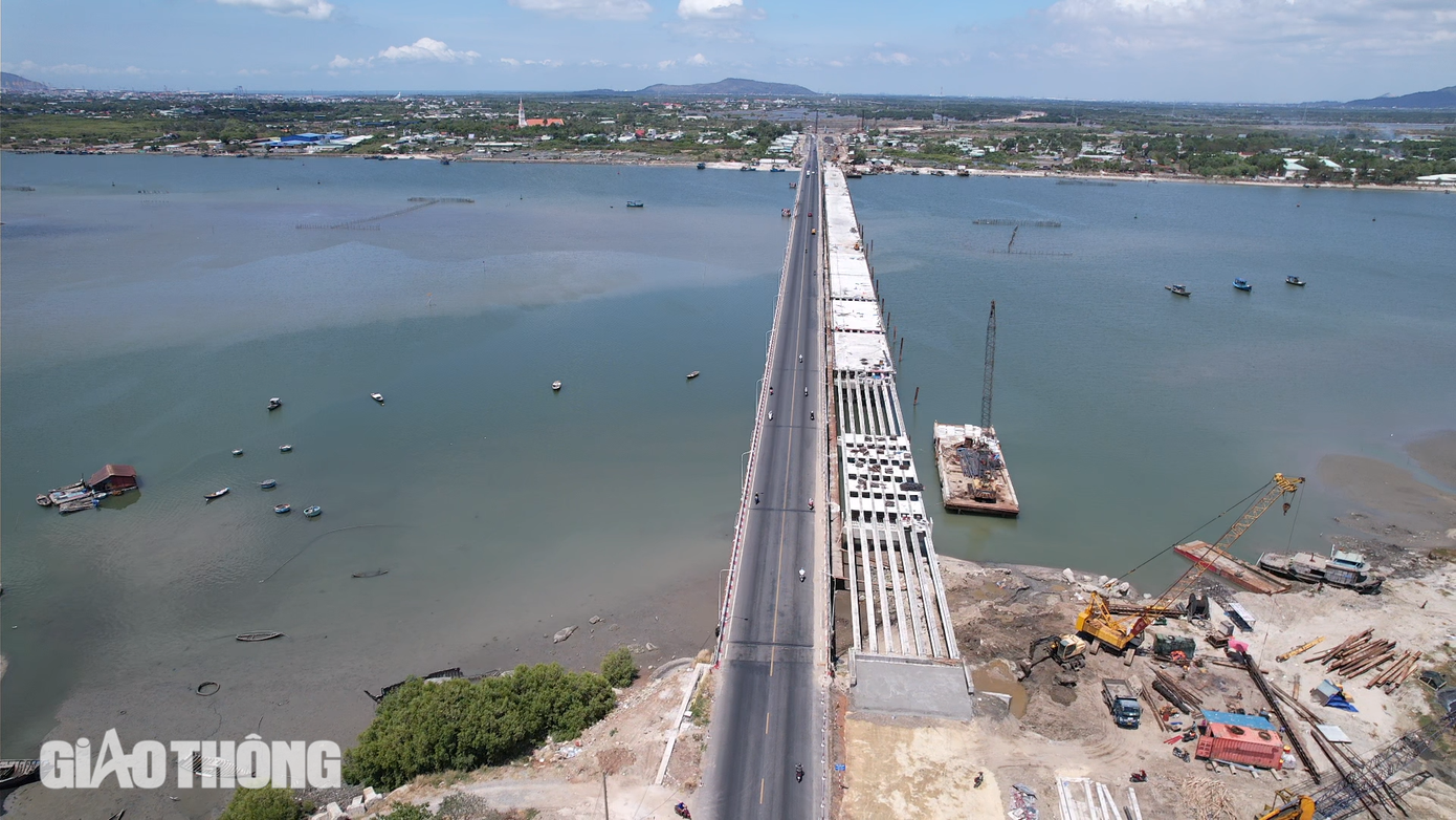 Theo Ban Quản lý dự án chuyên ngành (chủ đầu tư 5 dự án thành phần), đường ven biển Vũng Tàu - Bình Thuận có tổng chiều dài 76,86km, điểm đầu từ đường 991B tại TP Phú Mỹ và kết thúc tại xã Bình Châu, huyện Xuyên Mộc. Quy mô dự án được nâng cấp lên từ 6-8 làn xe, tạo không gian lưu thông rộng rãi hơn cho phương tiện qua lại. Hiện, sản lượng các dự án thành phần đạt trên 70% đến trên 90%.