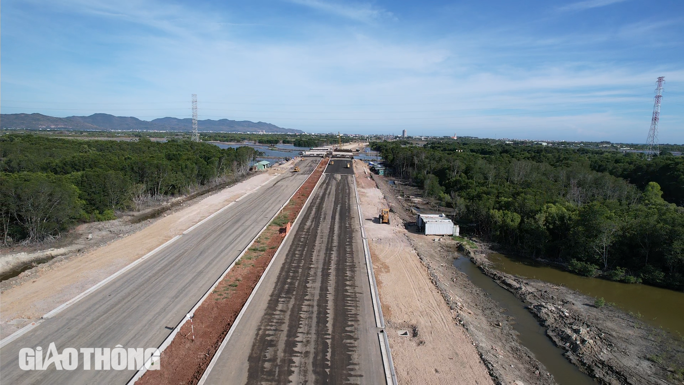 Tại đoạn từ Long Sơn đến nút giao QL51 vào sát chân cầu Cây Khế 2, mặt đường đã được thảm nhựa, hệ thống biển báo ATGT, biển chỉ dẫn và đèn chiếu sáng được lắp đặt đầy đủ. Vỉa hè và cây xanh cũng đã hoàn thiện, tạo diện mạo khang trang cho khu vực.