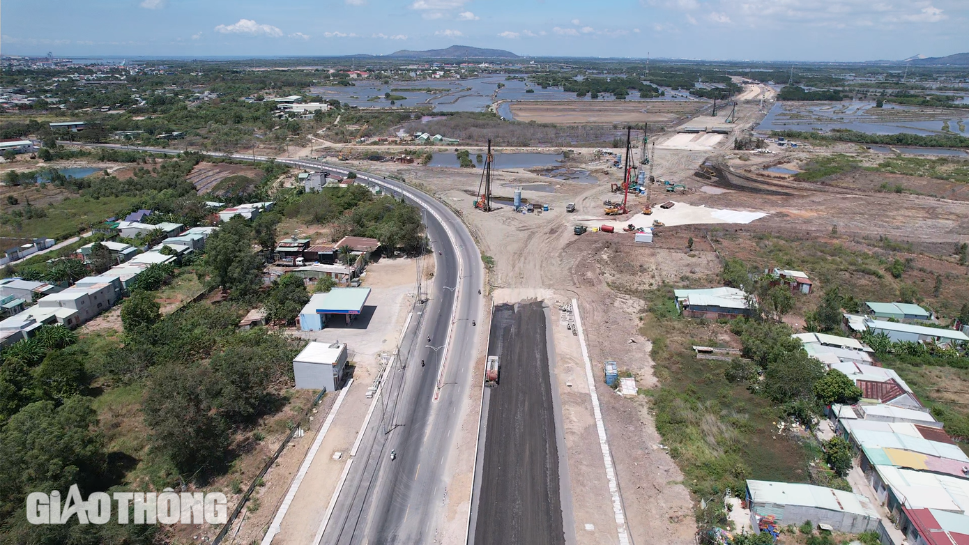 Ở đoạn từ cầu Cây Khế 2 đến cầu Cửa Lấp 2, công trường cũng nhộn nhịp không kém. Các nhóm công nhân được phân chia công việc theo từng hạng mục, một nhóm tập trung đắp bờ bao, nạo vét lớp đất hữu cơ, bơm cát và xử lý nền đất yếu. Trong khi đó nhóm khác lại cấp phối đá dăm, gia cố bê tông xi măng cho mặt đường. Hình ảnh hàng trăm công nhân dàn trải khắp công trường, ai cũng khẩn trương với nhiệm vụ của mình, tạo nên không khí lao động sôi nổi.