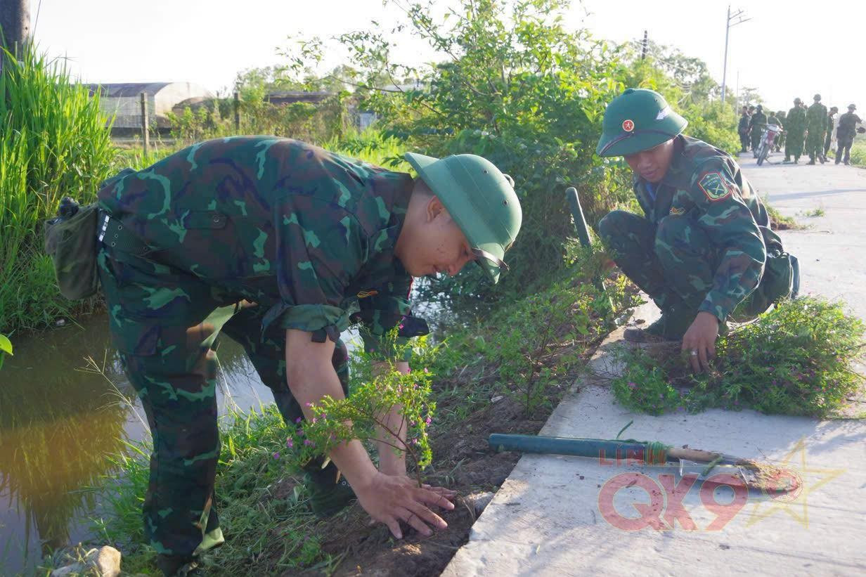 Chung tay trồng cây bảo vệ môi trường, chống biến đổi khí hậu và tham gia vệ sinh tuyến đường giao thông nông thôn.