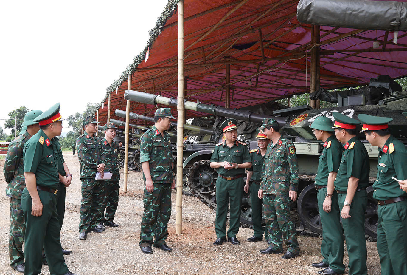 Thiếu tướng Phùng Ngọc Sơn cùng đoàn công tác kiểm tra trang thiết bị, phương tiện thực hiện nhiệm vụ A80.