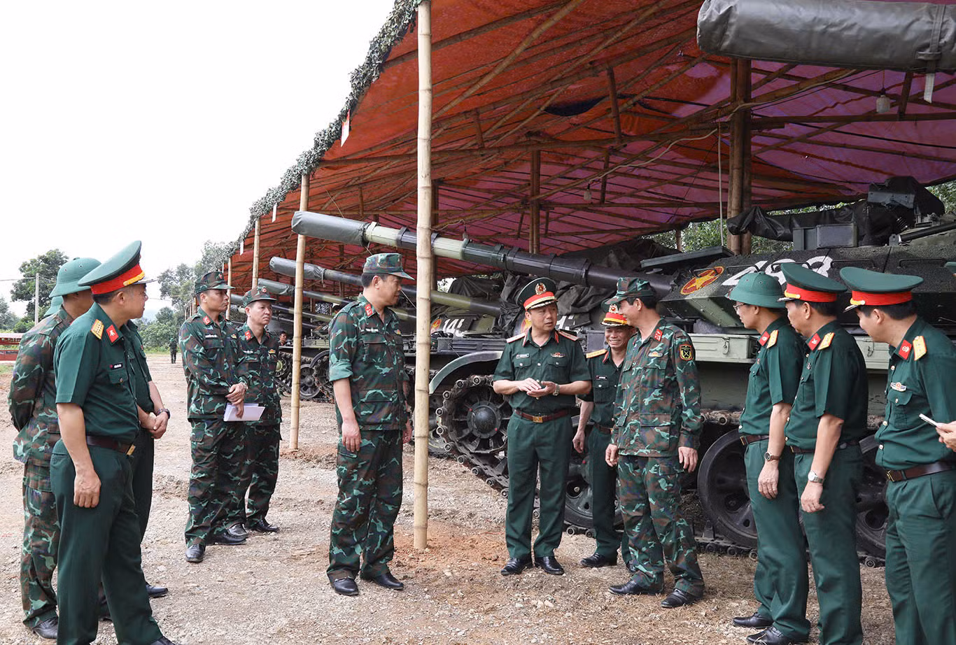 Thiếu tướng Phùng Ngọc Sơn cùng đoàn công tác kiểm tra trang thiết bị, phương tiện thực hiện nhiệm vụ A80. Thiếu tướng Phùng Ngọc Sơn cùng đoàn công tác kiểm tra trang thiết bị, phương tiện thực hiện nhiệm vụ A80.