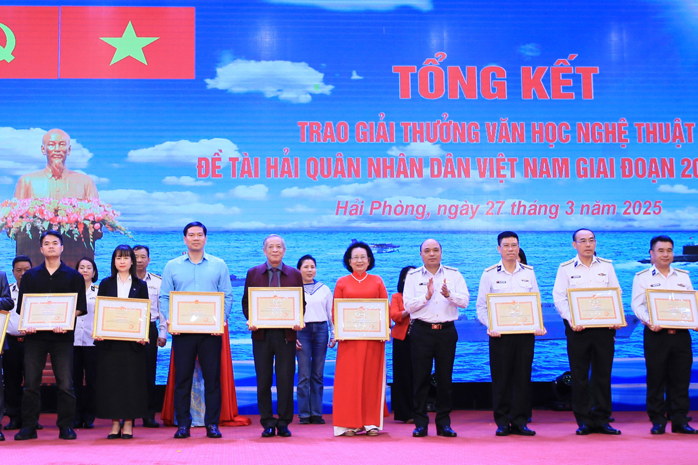 Chuẩn Đô đốc Đỗ Văn Yên trao Bằng khen tặng các tập thể, cá nhân có thành tích xuất sắc trong sáng tác và vận động sáng tác văn học nghệ thuật đề tài Hải quân nhân dân Việt Nam, góp phần bảo vệ chủ quyền biển, đảo Tổ quốc. Chuẩn Đô đốc Đỗ Văn Yên trao Bằng khen tặng các tập thể, cá nhân có thành tích xuất sắc trong sáng tác và vận động sáng tác văn học nghệ thuật đề tài Hải quân nhân dân Việt Nam, góp phần bảo vệ chủ quyền biển, đảo Tổ quốc.