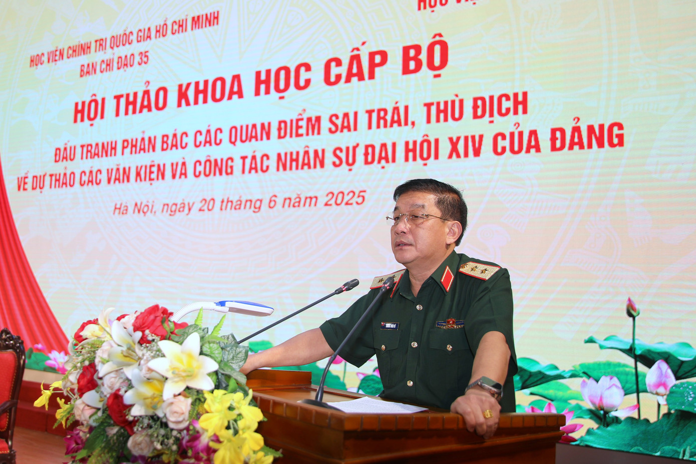 Các thành viên Đoàn chủ tịch phát biểu tại hội thảo. Các thành viên Đoàn chủ tịch phát biểu tại hội thảo.