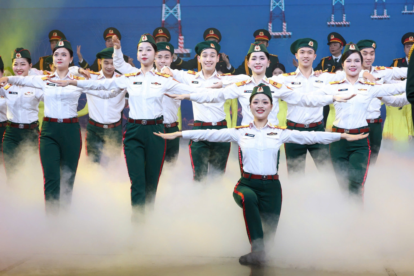 Chương trình được dàn dựng công phu, hoành tráng. Chương trình được dàn dựng công phu, hoành tráng.