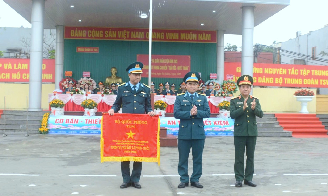 Thượng tướng Trịnh Văn Quyết trao cờ Đơn vị huấn luyện giỏi của Bộ Quốc phòng tặng Trung đoàn 285.