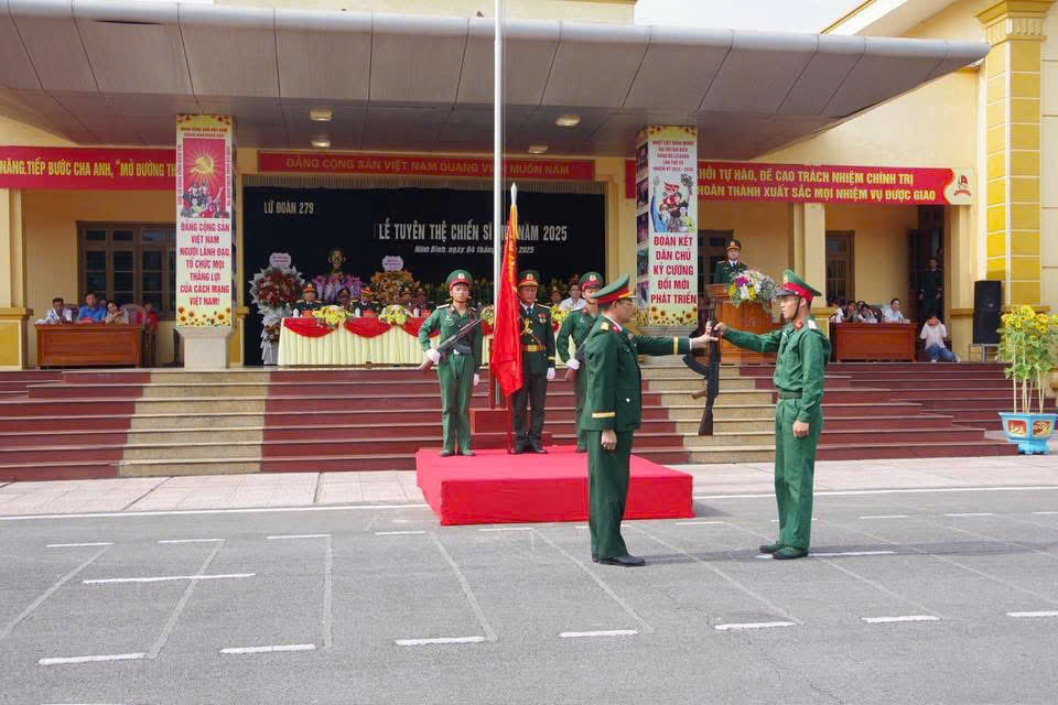Lễ tuyên thệ chiến sĩ mới năm 2025 ở Lữ đoàn 279 (Binh chủng Công binh).