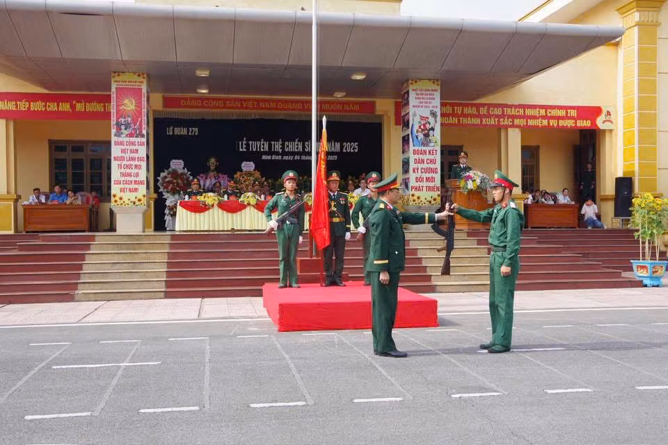 Lễ tuyên thệ chiến sĩ mới năm 2025 ở Lữ đoàn 279 (Binh chủng Công binh). Lễ tuyên thệ chiến sĩ mới năm 2025 ở Lữ đoàn 279 (Binh chủng Công binh).