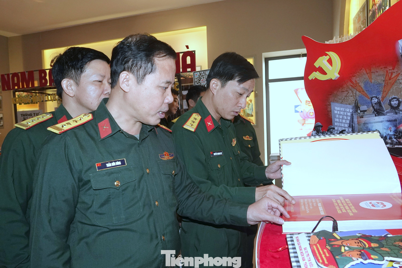 Ban giám khảo thẩm định các tác phẩm dự thi. Ban giám khảo thẩm định các tác phẩm dự thi.