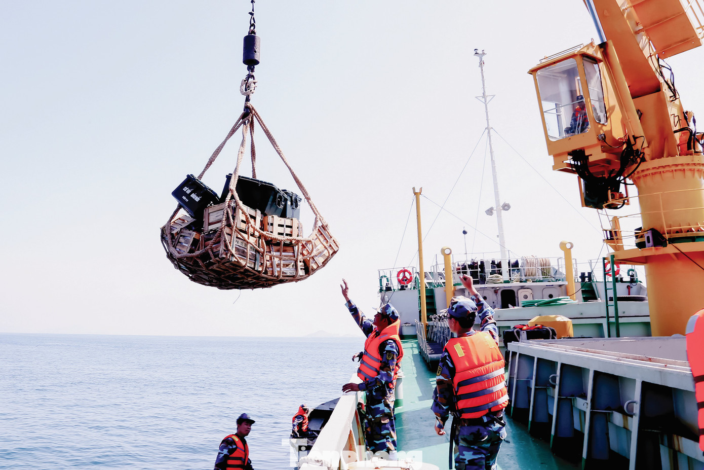 Thực hiện nhiệm vụ vận tải tại quần đảo Trường Sa.