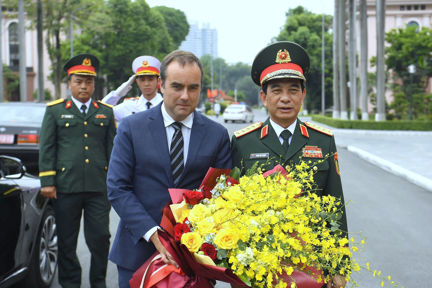 Bộ trưởng Phan Văn Giang đón Bộ trưởng Sébastien Lecornu tại trụ sở Bộ Quốc phòng, chiều 26/5.