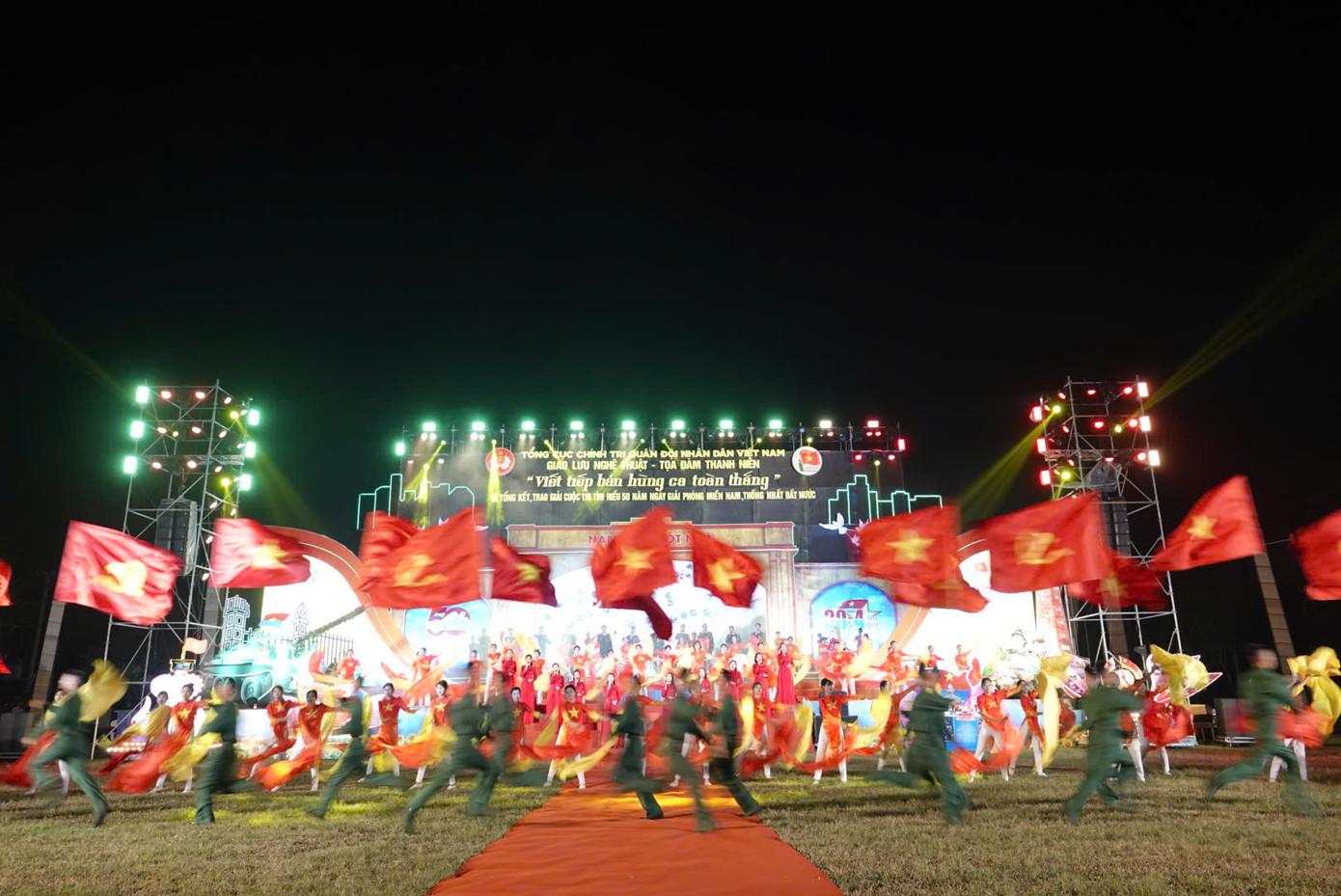 Chương trình nghệ thuật đặc sắc do các ca sĩ, nghệ sĩ, diễn viên chuyên nghiệp thuộc Nhà hát ca múa nhạc Quân đội, lực lượng quần chúng của Sư đoàn 312 (Quân đoàn 12) và đơn vị kết nghĩa biểu diễn.