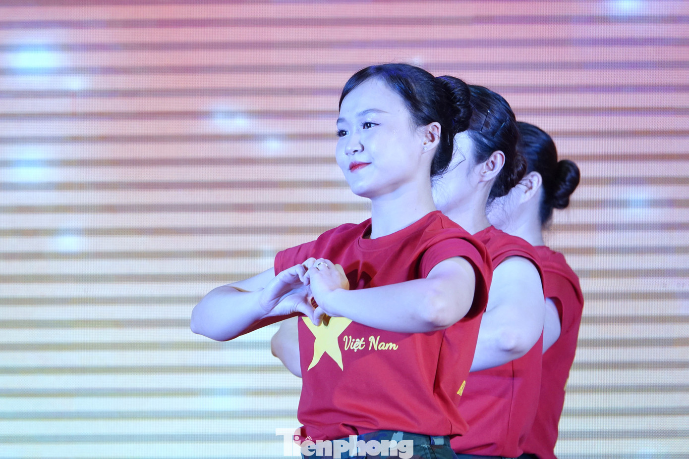 Phần thi dân vũ thể thao và các vũ điệu quy định trong Quân đội do các bóng hồng Tổng cục Chính trị và Quân đoàn 12 công diễn tại lễ bế mạc.