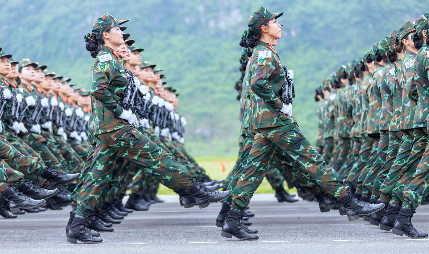 Khối nữ chiến sĩ Biệt động với những bước chân rắn rỏi và chuẩn điều lệnh trên đường tập. Ảnh: Nguyễn Minh